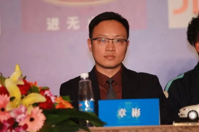 这场比赛对于曼联来说至关重要，相信只有华山一条路的情况下，红魔肯定会全力以赴......曼联目前在小组中出线形势岌岌可危，目前本小组垫底，前五轮小组赛取得1胜1平3负的战绩，不过与身前的加拉塔萨雷和哥本哈根仅仅相差一分，差距并不大，所以说本轮红魔获胜仍有机会。